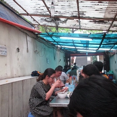 Không gian- Quán Ăn Phở Duy - Hàng Chuối