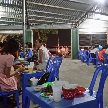 Không gian- Quán Ăn Phượng Mực - Trích Sài