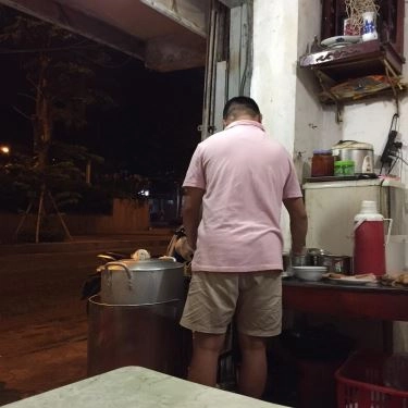 Không gian- Quán Ăn Quán 135 - Bánh Cuốn, Bún Cá & Gà Tần
