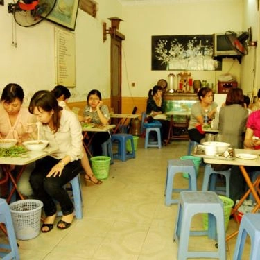 Không gian- Quán Ăn Quán Bún Bò, Nem Lụi Huế