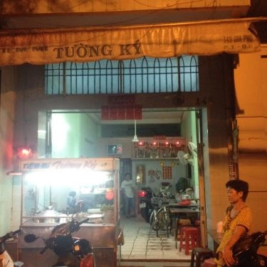 Không gian- Quán Ăn Tiệm Mì Tường Ký