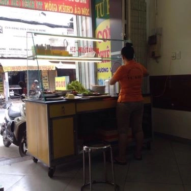 Không gian- Quán Ăn Cơm Gà Xối Mỡ Tư Kiều