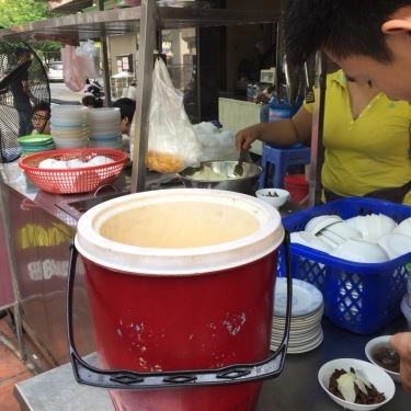 Không gian- Quán Ăn Yến Oanh - Bún Chả, Nem Cua Bể