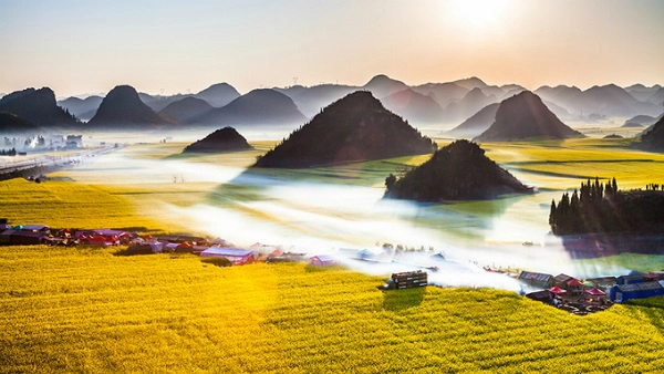 Ngay từ bây giờ, nhiều người đã chuẩn bị lên kế hoạch du lịch khoảng thời gian đầu năm sau. Một trong những gợi ý cho những ai yêu thích thiên nhiên, muốn trở về cuộc sống nông thôn bình dị là cánh đồng hoa cải vàng nổi tiếng ở huyện La Bình, tỉnh Vân Nam, Trung Quốc. Vân Nam là tỉnh sát biên giới Việt Nam nên du khách hoàn toàn có thể đi đường bộ trong chuyến trải nghiệm đầu xuân.