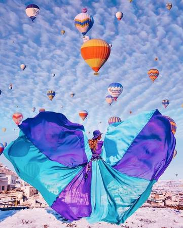 Đối với dân du lịch, ngoài chuyện ăn uống, thăm thú cảnh quan thì việc chụp ảnh sao cho thật phong cách cũng khiến họ "đau đầu". Qua rồi thời chụp ảnh "nắm tay em đi khắp thế gian" từng nổi đình nổi đám, giờ đây, các cô nàng đang chuộng kiểu check in "tung váy khắp thế gian".