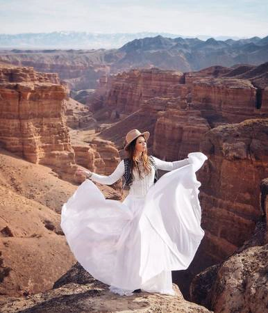 Bức ảnh được chụp tại Charyn Canyon ở Kazakhstan. Ninelly đã đi nhiều nơi nhưng cô bắt đầu thực hiện bộ ảnh khi thực hiện chuyến đi đến các quốc gia New Zealand, India, Scotland, Italy, Turkey, Georgia, Israel, Kazakhstan.