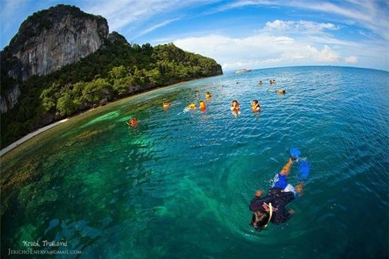 Dù không có nhiếp ảnh gia đi cùng mà chỉ là những người bạn đồng hành với khả năng chụp ảnh thông thường nhưng bộ ảnh của cô gái Nga không kém phần "ảo diệu".
