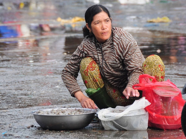Người buôn bán không phải là những hộ đăng ký kinh doanh tại chợ đầu mối mà là những người tranh thủ thức đêm ở chợ để mua lại cá tôm thứ cấp có giá rẻ, sau đó họp chợ bán lẻ với giá chênh lệch không nhiều so với giá vốn. Tại đây, giá tôm chỉ bằng hơn nửa giá bán của các chợ khác.