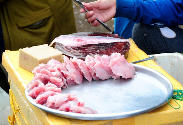 Chả cá thác lác bên ngoài bán từ 200.000 đồng đến 250.000 đồng/kg thì tại đây chỉ có giá khoảng 150.000 đồng đến 180.000 đồng/kg.