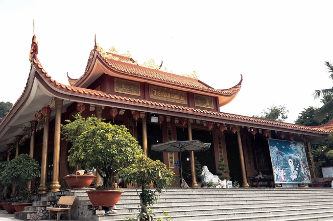 Thiền viện Đông Lai tọa lạc tại khóm Xuân Phú (huyện Tịnh Biên, An Giang) được nhớ đến với cái tên "chùa bánh xèo". Bởi mỗi ngày nơi này phục vụ hàng nghìn chiếc bánh cho khách thập phương. Đặc biệt, bánh ở đây không tính tiền nên còn gọi là "bánh xèo chùa". Thiền viện Đông Lai tọa lạc tại khóm Xuân Phú (huyện Tịnh Biên, An Giang) được nhớ đến với cái tên "chùa bánh xèo". Bởi mỗi ngày nơi này phục vụ hàng nghìn chiếc bánh cho khách thập phương. Đặc biệt, bánh ở đây không tính tiền nên còn gọi là "bánh xèo chùa".