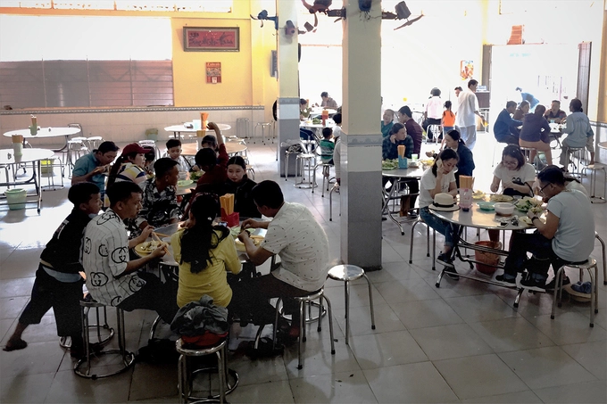 Khách đến ăn vào bếp lấy bánh vừa đủ để không bỏ phí. Ăn xong mỗi người tự cất đĩa, dù khách đông đúc nhưng không hề xô bồ, bừa bãi. Khách đến ăn vào bếp lấy bánh vừa đủ để không bỏ phí. Ăn xong mỗi người tự cất đĩa, dù khách đông đúc nhưng không hề xô bồ, bừa bãi.