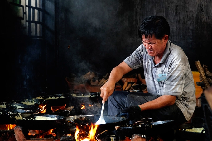 Nơi làm bánh xèo ở phía sau chùa. Bạn đi thẳng từ bên ngoài vào, bếp này nằm bên tay trái, có bảng chỉ dẫn. Bước vào gian nhà làm bánh ám đen muội khói, bạn sẽ thấy 3 giàn bếp đất nung xếp thành hình bán nguyệt. Vào dịp cuối tuần hay lễ tết, khách đến chùa nhiều, các giàn bếp đỏ lửa hoạt động hết công suất. Mỗi người đổ 10 - 12 chảo bánh xèo cùng lúc mới kịp phục vụ. Nơi làm bánh xèo ở phía sau chùa. Bạn đi thẳng từ bên ngoài vào, bếp này nằm bên tay trái, có bảng chỉ dẫn. Bước vào gian nhà làm bánh ám đen muội khói, bạn sẽ thấy 3 giàn bếp đất nung xếp thành hình bán nguyệt. Vào dịp cuối tuần hay lễ tết, khách đến chùa nhiều, các giàn bếp đỏ lửa hoạt động hết công suất. Mỗi người đổ 10 - 12 chảo bánh xèo cùng lúc mới kịp phục vụ.