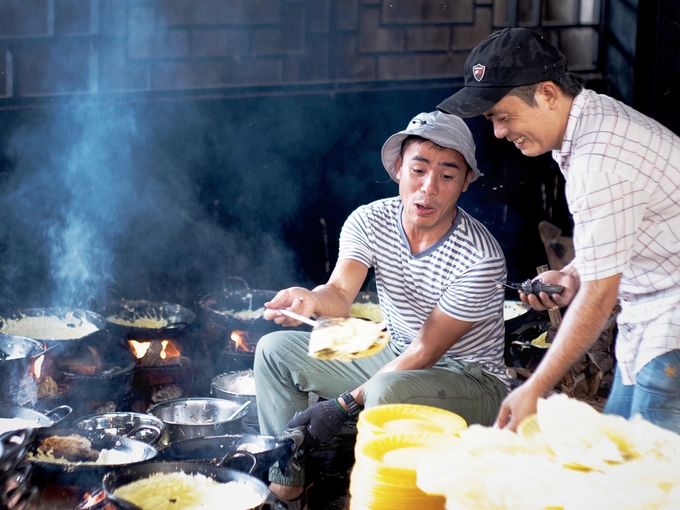 "Nóng lắm, ngồi giữa một vòng lửa bao quanh mình, khói tỏa cay mắt, lơ là một chút sẽ đổ nhầm bánh, chậm là cháy, làm không khéo còn bị bỏng. Khâm phục các chú, các anh thiệt", blogger du lịch Thiết Nguyễn thốt lên sau khi thử ngồi đổ bánh bày tỏ cảm xúc. "Nóng lắm, ngồi giữa một vòng lửa bao quanh mình, khói tỏa cay mắt, lơ là một chút sẽ đổ nhầm bánh, chậm là cháy, làm không khéo còn bị bỏng. Khâm phục các chú, các anh thiệt", blogger du lịch Thiết Nguyễn thốt lên sau khi thử ngồi đổ bánh bày tỏ cảm xúc.