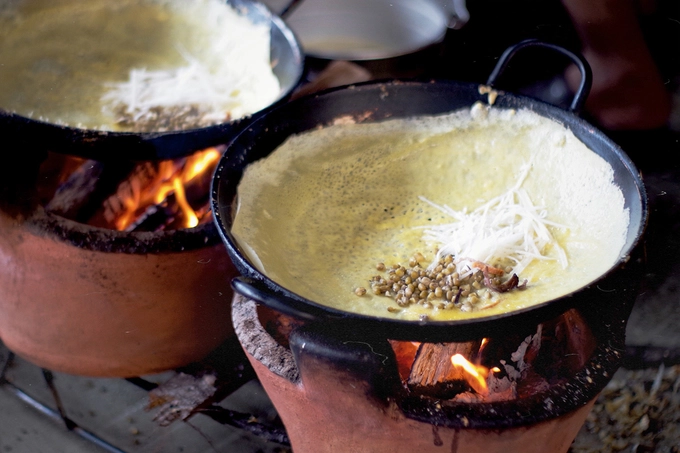 Bánh xèo ở Thiền viện Đông Lai là đồ chay, có nhân gồm đậu xanh nguyên hạt, tàu hũ, giá đỗ, nấm mèo, củ sắn xắt sợi nhỏ. Vỏ bánh là bột gạo pha với nước dừa. Các nguyên liệu đều được mua từ tiền công đức do khách thập phương cúng dường. "Chúng tôi tuyệt đối không dùng đồ dởm vì đang làm từ thiện tích đức", một người đổ bánh cho biết. Bánh xèo ở Thiền viện Đông Lai là đồ chay, có nhân gồm đậu xanh nguyên hạt, tàu hũ, giá đỗ, nấm mèo, củ sắn xắt sợi nhỏ. Vỏ bánh là bột gạo pha với nước dừa. Các nguyên liệu đều được mua từ tiền công đức do khách thập phương cúng dường. "Chúng tôi tuyệt đối không dùng đồ dởm vì đang làm từ thiện tích đức", một người đổ bánh cho biết.