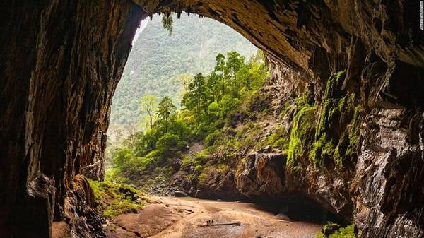 Hang Sơn Đoòng thuộc quần thể hang động Phong Nha - Kẻ Bàng (tỉnh Quảng Bình), được phát hiện bởi Hồ Khanh năm 1991. Hang tọa lạc tại xã Sơn Trạch, huyện Bố Trạch, tỉnh Quảng Bình. Cho tới nay, Sơn Đoòng được coi là hang động tự nhiên lớn nhất thế giới từng được phát hiện. Hang Sơn Đoòng thuộc quần thể hang động Phong Nha - Kẻ Bàng (tỉnh Quảng Bình), được phát hiện bởi Hồ Khanh năm 1991. Hang tọa lạc tại xã Sơn Trạch, huyện Bố Trạch, tỉnh Quảng Bình. Cho tới nay, Sơn Đoòng được coi là hang động tự nhiên lớn nhất thế giới từng được phát hiện.