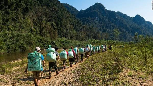 Không chỉ đặt ra các yêu cầu khắt khe về thể lực đối với du khách muốn chinh phục Sơn Đoòng, mỗi chuyến thám hiểm còn luôn có 2 chuyên gia hang động, 3 người dẫn đường là dân bản địa, 2 đầu bếp, 2 nhân viên kiểm lâm và 20 người để gùi đồ trại. Không chỉ đặt ra các yêu cầu khắt khe về thể lực đối với du khách muốn chinh phục Sơn Đoòng, mỗi chuyến thám hiểm còn luôn có 2 chuyên gia hang động, 3 người dẫn đường là dân bản địa, 2 đầu bếp, 2 nhân viên kiểm lâm và 20 người để gùi đồ trại.