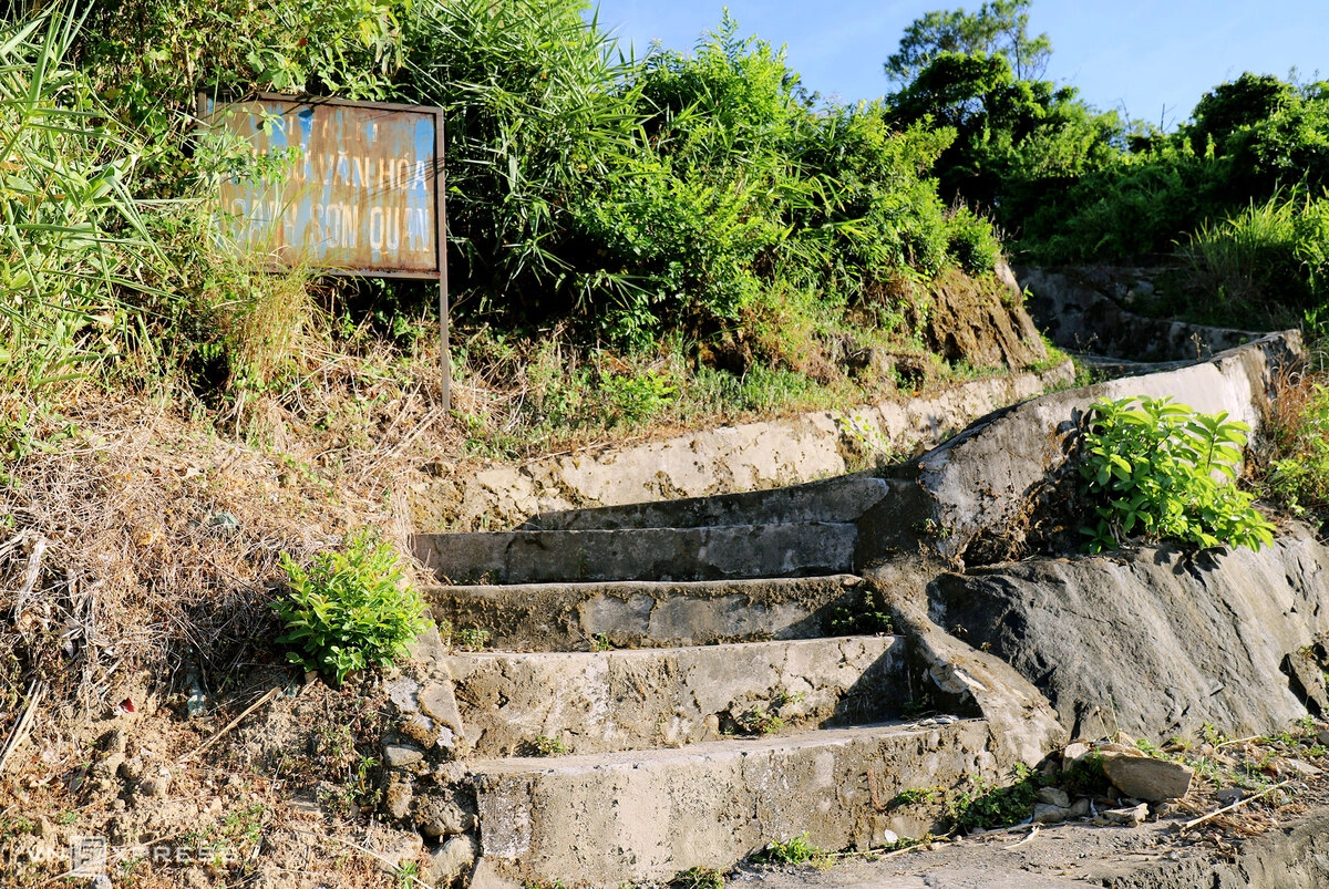 Biển chỉ dẫn lên Hoành Sơn Quan làm bằng thép đã bị gỉ, mờ chữ; bậc thang nhiều đoạn xuống cấp.  Hoành Sơn Quan được Quảng Bình lẫn Hà Tĩnh xếp hạng di tích lịch sử văn hóa thuộc ranh giới của địa phương từ hàng chục năm trước. Cả hai tỉnh đều lập hồ sơ trình Bộ Văn hóa Thể thao và Du lịch công nhận là di tích quốc gia nhưng đều không được chấp nhận.  Do còn nhập nhằng trong việc xác định chủ sở hữu, nên Hoành Sơn Quan ngày một xuống cấp mà không có một đơn vị nào đứng ra tu sửa.