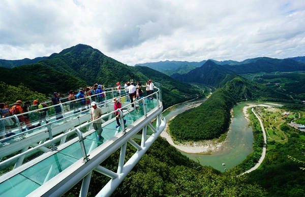 Địa danh thứ hai không thể bỏ qua là đường kính Byeongbangqi Skywalk. Bạn sẽ phải đi cáp treo để lên đến điểm cao nhất, thử cảm giác rùng rợn khi đi lên lớp kính trong suốt và phóng tầm mắt hướng ra dòng sông uốn lượn quanh đỉnh núi yên ngựa phía trước mặt. Địa danh thứ hai không thể bỏ qua là đường kính Byeongbangqi Skywalk. Bạn sẽ phải đi cáp treo để lên đến điểm cao nhất, thử cảm giác rùng rợn khi đi lên lớp kính trong suốt và phóng tầm mắt hướng ra dòng sông uốn lượn quanh đỉnh núi yên ngựa phía trước mặt.
