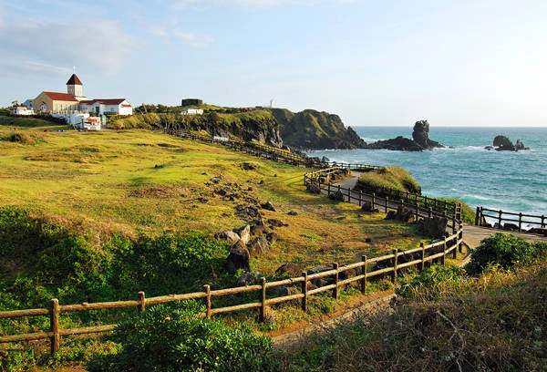 Từ các thành phố lớn của Hàn Quốc đều có những chuyến bay đến đảo Jeju (thời gian khoảng 2 tiếng) hoặc các bạn có thể đi phà xuất bến từ Incheon. Khách du lịch đến Jeju cũng được miễn visa hoàn toàn. Đảo Jeju khá rộng lớn và vẫn còn giữ nguyên nhiều hạng mục tự nhiên như những con đường ven biển thơ mộng, các thác nước, ngọn núi lửa, miệng núi Seogsan hình lòng chảo, làng dân tộc... Từ các thành phố lớn của Hàn Quốc đều có những chuyến bay đến đảo Jeju (thời gian khoảng 2 tiếng) hoặc các bạn có thể đi phà xuất bến từ Incheon. Khách du lịch đến Jeju cũng được miễn visa hoàn toàn. Đảo Jeju khá rộng lớn và vẫn còn giữ nguyên nhiều hạng mục tự nhiên như những con đường ven biển thơ mộng, các thác nước, ngọn núi lửa, miệng núi Seogsan hình lòng chảo, làng dân tộc...