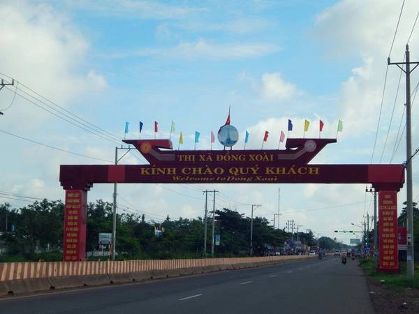 5h, tôi xuất phát từ TP HCM, dọc theo quốc lộ 13 để đến thành phố Thủ Dầu Một. Từ đây, rẽ sang đường ĐT741 khoảng hơn 35 km, hướng về Bình Phước. Các bạn nhớ ghé thăm cầu Sông Bé với phần giữa bị sập - minh chứng cho lịch sử hào hùng của dân tộc. 5h, tôi xuất phát từ TP HCM, dọc theo quốc lộ 13 để đến thành phố Thủ Dầu Một. Từ đây, rẽ sang đường ĐT741 khoảng hơn 35 km, hướng về Bình Phước. Các bạn nhớ ghé thăm cầu Sông Bé với phần giữa bị sập - minh chứng cho lịch sử hào hùng của dân tộc.