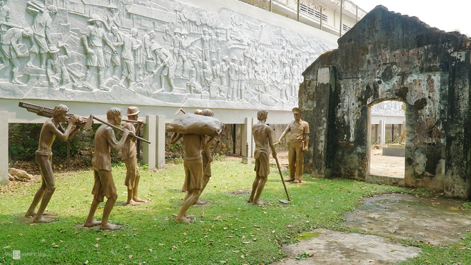 Trước khi tù chính trị nổi dậy giải phóng nhà lao vào năm 1975, đây là nơi Pháp và Mỹ giam cầm những người yêu nước, thực hiện nhiều hành động tra tấn dã man.