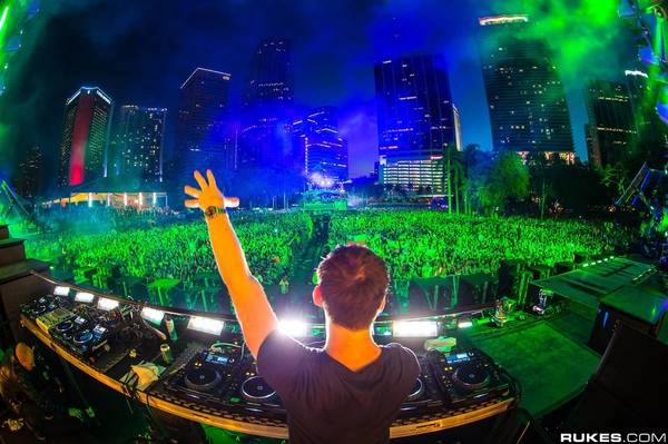 Hardwell luôn chơi nhạc với “biển người”. Ảnh: Yan