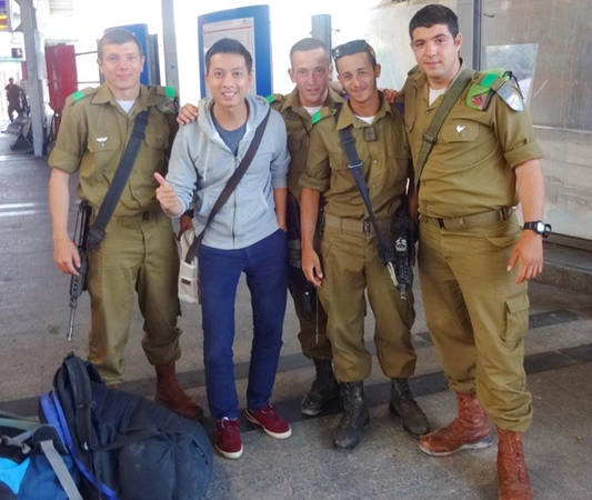Thầy giáo trẻ chụp ảnh lưu niệm cùng những người lính ở Tel Aviv, Israel. Thầy giáo trẻ chụp ảnh lưu niệm cùng những người lính ở Tel Aviv, Israel.