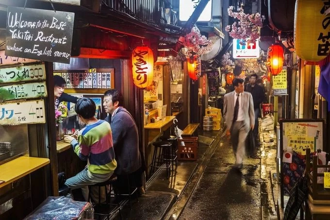 Con hẻm Omoide Yokocho tọa lạc tại quận Shinjuku được người địa phương gọi là "hẻm nước tiểu" vì lúc mới hình thành, không quán rượu nào ở đây có nhà vệ sinh. Do đó, sau khi nhậu, cánh đàn ông tiện thể "xả" ngay trong hẻm. Ngày nay, nó là một trong những điểm đến nổi tiếng của thủ đô. Ảnh Izakaya