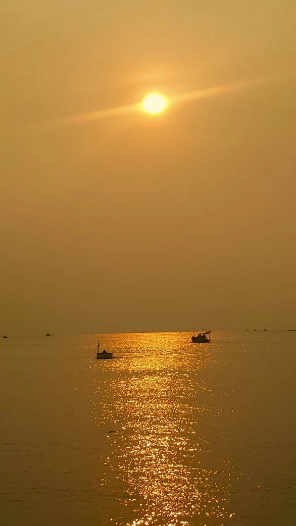 Bình minh trên biển đảo - Ảnh: VĂNG CÔNG MINH