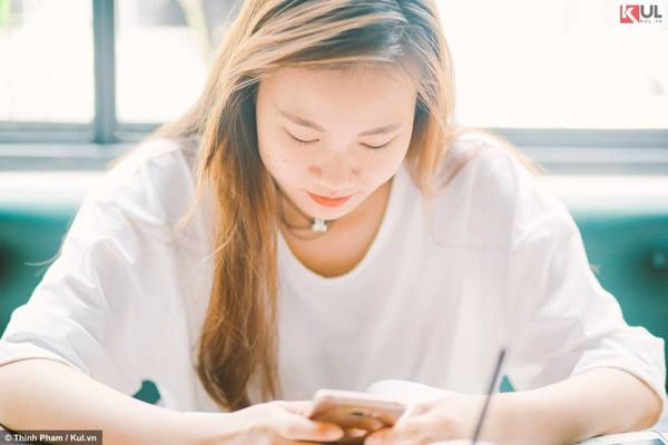 Bạn Ngân, một trong những vị khách đầu tiên, chia sẻ không gian nơi đây rất thích hợp cho việc đọc sách và học hành. Bạn Ngân, một trong những vị khách đầu tiên, chia sẻ không gian nơi đây rất thích hợp cho việc đọc sách và học hành.