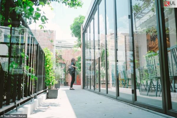 Đây không phải là lần đầu tiên Nhã Nam thực hiện mô hình sách kết hợp với cà phê. Không gian đầu tiên thử nghiệm loại hình này là Nhã Nam Thư quán nằm tại một góc chung cư trên đường Hồ Văn Huê, Quận Phú Nhuận. Chắc chắn, với sự đầu tư lớn cùng gu nghệ thuật tinh tế, nhà sách này sẽ trở thành một địa điểm check-in hot với giới trẻ trong thời gian tới. Đây không phải là lần đầu tiên Nhã Nam thực hiện mô hình sách kết hợp với cà phê. Không gian đầu tiên thử nghiệm loại hình này là Nhã Nam Thư quán nằm tại một góc chung cư trên đường Hồ Văn Huê, Quận Phú Nhuận. Chắc chắn, với sự đầu tư lớn cùng gu nghệ thuật tinh tế, nhà sách này sẽ trở thành một địa điểm check-in hot với giới trẻ trong thời gian tới.