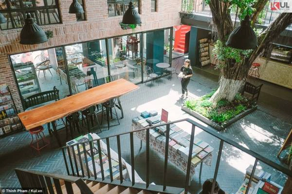 Ngay khi bước vào, bạn sẽ bị choáng ngợp bởi không gian rất rộng rãi với diện tích hơn 200m vuông. Thiết kế những khu vực bàn ghế để nhâm nhi cafe và những bàn trưng bày sách khá hài hoà. Ngay khi bước vào, bạn sẽ bị choáng ngợp bởi không gian rất rộng rãi với diện tích hơn 200m vuông. Thiết kế những khu vực bàn ghế để nhâm nhi cafe và những bàn trưng bày sách khá hài hoà.