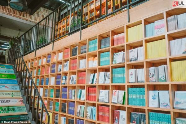 Khu vực trưng bày sách có thiết kế giống thư viện theo từng ngăn để các bạn trẻ có thể dễ dàng trong việc lựa chọn sách yêu thích. Khu vực trưng bày sách có thiết kế giống thư viện theo từng ngăn để các bạn trẻ có thể dễ dàng trong việc lựa chọn sách yêu thích.