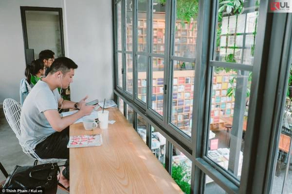 Tầng trên của nhà sách là khu vực dành cho các bạn trẻ đến để đọc sách, ngồi cafe, học tập...