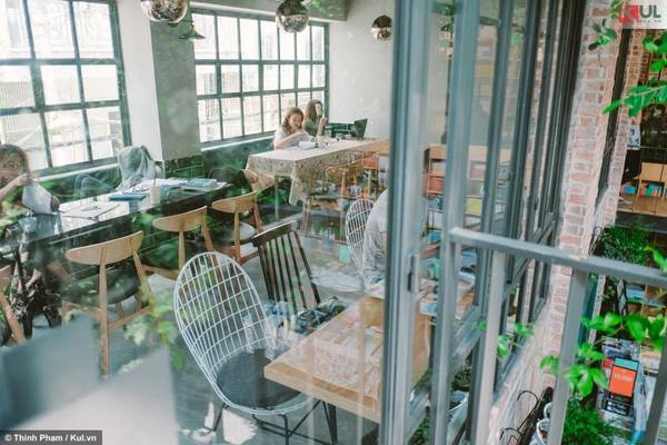 Tầng trên của nhà sách là khu vực dành cho các bạn trẻ đến để đọc sách, ngồi cafe, học tập... Tầng trên của nhà sách là khu vực dành cho các bạn trẻ đến để đọc sách, ngồi cafe, học tập...