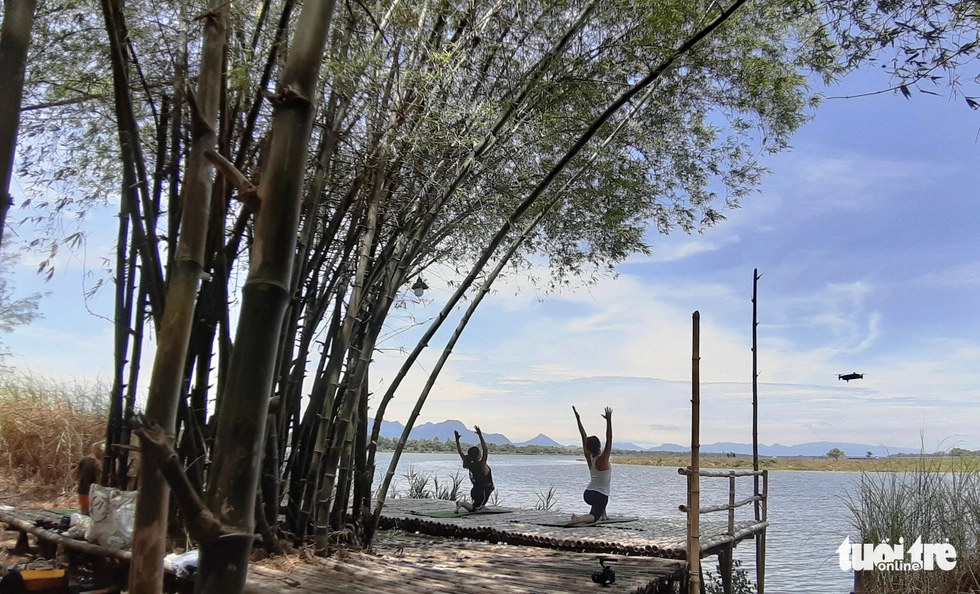 Và tập yoga dưới lũy tre - Ảnh: LÊ TRUNG