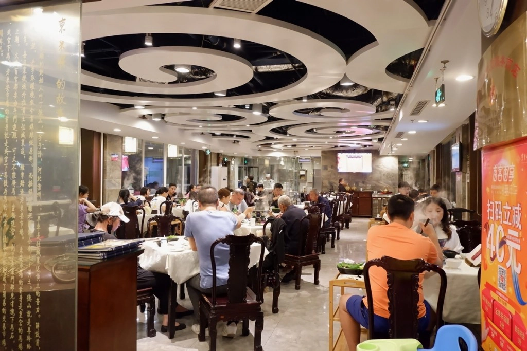 Tọa lạc ngay khu Vương Phủ Tỉnh - trung tâm thủ đô Bắc Kinh (Trung Quốc), Dong Lai Shun luôn đông khách. Món ăn ai cũng muốn thử khi vào đây là lẩu nước trong veo, không màu, không mùi, không vị. Bên trong quán rộng rãi, khách ngồi bàn tròn có mâm xoay ở giữa để tiện gắp thức ăn, đồng thời cũng có phòng riêng dành cho những ai yêu cầu. Tọa lạc ngay khu Vương Phủ Tỉnh - trung tâm thủ đô Bắc Kinh (Trung Quốc), Dong Lai Shun luôn đông khách. Món ăn ai cũng muốn thử khi vào đây là lẩu nước trong veo, không màu, không mùi, không vị. Bên trong quán rộng rãi, khách ngồi bàn tròn có mâm xoay ở giữa để tiện gắp thức ăn, đồng thời cũng có phòng riêng dành cho những ai yêu cầu.