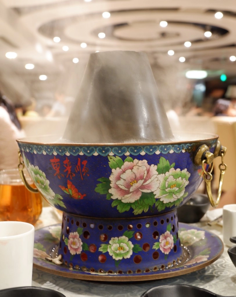 Điểm nhấn của tiệm là nồi lẩu màu xanh vẽ hoa mẫu đơn bắt mắt, thiết kế theo kiểu truyền thống, ở giữa là lò than hồng nóng hổi giữ nước lẩu luôn sôi. Vì thế bạn phải nhúng thịt cẩn thận, dính lên lò than thì thịt sẽ bị cháy khét. Điểm nhấn của tiệm là nồi lẩu màu xanh vẽ hoa mẫu đơn bắt mắt, thiết kế theo kiểu truyền thống, ở giữa là lò than hồng nóng hổi giữ nước lẩu luôn sôi. Vì thế bạn phải nhúng thịt cẩn thận, dính lên lò than thì thịt sẽ bị cháy khét.