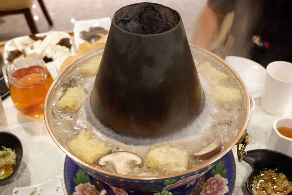 Khác với các loại lẩu có nước hầm từ xương đậm vị hay lẩu Thái chua ngọt, nước lẩu ở Dong Lai Shun là nước lọc, không nêm nếm bất kỳ gia vị gì, chỉ cho vài hạt kỷ tử nên rất nhạt nhẽo. Hương vị của nó chủ yếu là từ các loại đồ ăn kèm như nấm, tàu hũ ky, rau... tiết ra. Bạn phải đợi một lúc lâu mới cảm nhận được chút vị tự nhiên. Khác với các loại lẩu có nước hầm từ xương đậm vị hay lẩu Thái chua ngọt, nước lẩu ở Dong Lai Shun là nước lọc, không nêm nếm bất kỳ gia vị gì, chỉ cho vài hạt kỷ tử nên rất nhạt nhẽo. Hương vị của nó chủ yếu là từ các loại đồ ăn kèm như nấm, tàu hũ ky, rau... tiết ra. Bạn phải đợi một lúc lâu mới cảm nhận được chút vị tự nhiên.