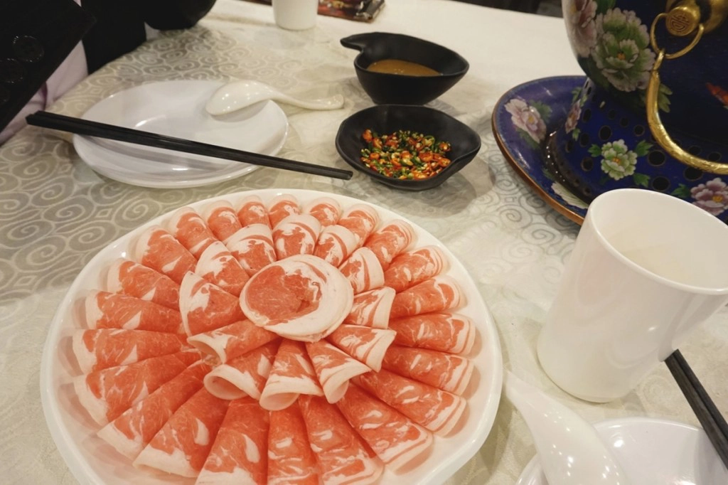 Thực chất, món ăn được nấu theo kiểu halal (kiểu ăn của đạo Hồi), không dùng nhiều gia vị, không bán thịt heo. Ở đây chỉ có thịt bò, phổ biến nhất là thịt cừu thái mỏng. Khi cho các loại thức ăn kèm vào nồi nước lẩu đang sôi, cảm giác tựa như đang ăn đồ luộc nên không phải ai cũng thích món lẩu này mặc dù nó khá nổi tiếng ở Bắc Kinh. Thực chất, món ăn được nấu theo kiểu halal (kiểu ăn của đạo Hồi), không dùng nhiều gia vị, không bán thịt heo. Ở đây chỉ có thịt bò, phổ biến nhất là thịt cừu thái mỏng. Khi cho các loại thức ăn kèm vào nồi nước lẩu đang sôi, cảm giác tựa như đang ăn đồ luộc nên không phải ai cũng thích món lẩu này mặc dù nó khá nổi tiếng ở Bắc Kinh.
