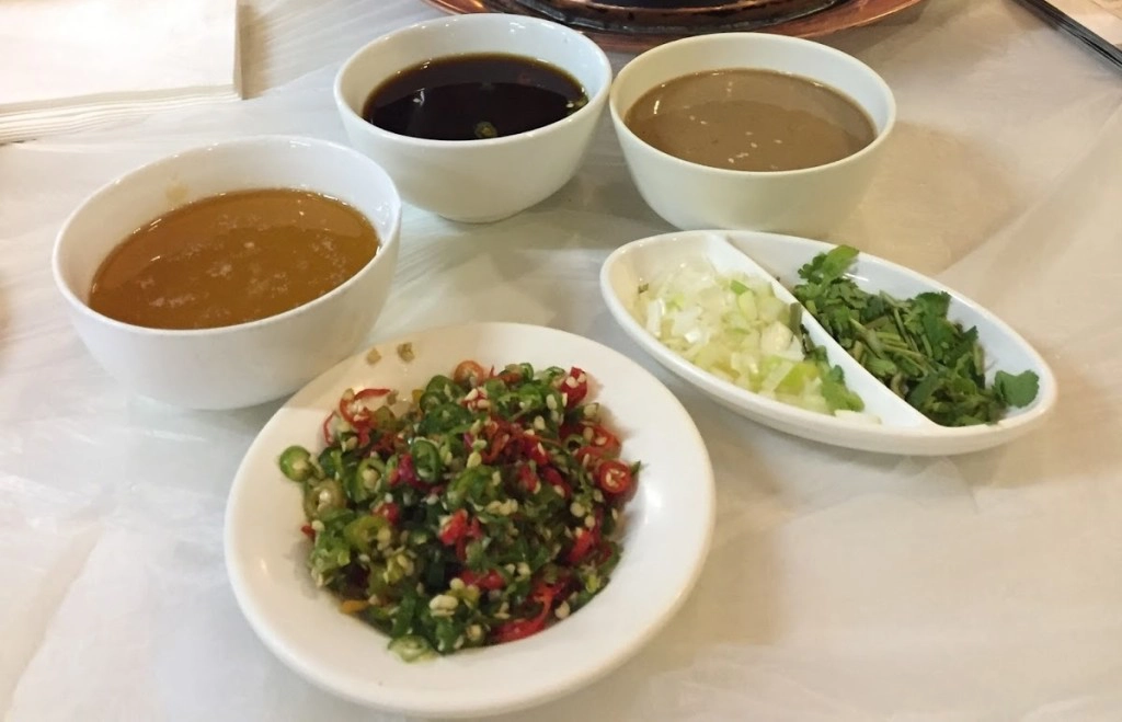 Trái với đa phần những quán lẩu ở Trung Quốc, các loại nước chấm như xì dầu, tỏi, ớt, hành... không miễn phí. Bạn phải trả tầm 10 tệ/chén (khoảng 35.000 đồng). Hầu hết đều là nguyên chất nên khá mặn hoặc nhạt, bạn có thể gọi nhiều thứ rồi pha với nhau cho vị vừa ăn. Trái với đa phần những quán lẩu ở Trung Quốc, các loại nước chấm như xì dầu, tỏi, ớt, hành... không miễn phí. Bạn phải trả tầm 10 tệ/chén (khoảng 35.000 đồng). Hầu hết đều là nguyên chất nên khá mặn hoặc nhạt, bạn có thể gọi nhiều thứ rồi pha với nhau cho vị vừa ăn.