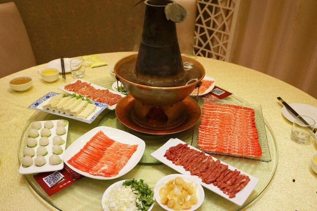 Món này thích hợp dùng vào những ngày đông, hoặc lúc bạn đã ngán các món dầu mỡ đặc trưng của ẩm thực vùng Đông Bắc Trung Quốc nhưng vẫn muốn ăn thịt. Giá đồ ăn không rẻ, phải bỏ ra tầm 300 tệ/người (khoảng 1 triệu đồng) thì mới no nê. Món này thích hợp dùng vào những ngày đông, hoặc lúc bạn đã ngán các món dầu mỡ đặc trưng của ẩm thực vùng Đông Bắc Trung Quốc nhưng vẫn muốn ăn thịt. Giá đồ ăn không rẻ, phải bỏ ra tầm 300 tệ/người (khoảng 1 triệu đồng) thì mới no nê.