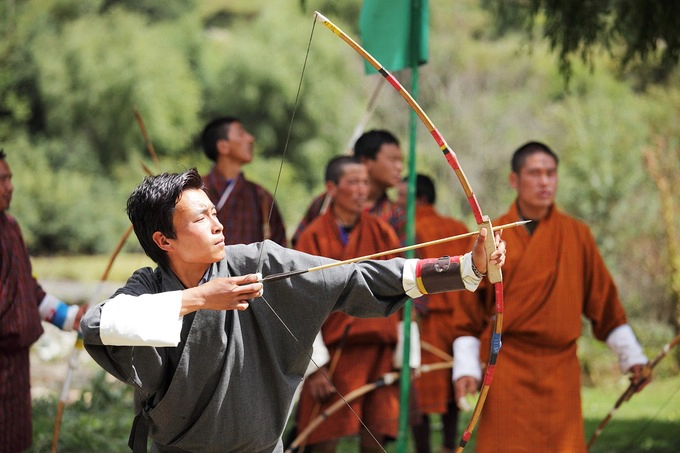 Bên cạnh đó, song song với việc khám phá “miền hạnh phúc”, trong hành trình này du khách còn được tham gia vào buổi lễ cầu may mắn và bình an tại chùa Draphu Choling Gonpa của ngài Phật sống Ngawang Chogyal. Tại đây, du khách sẽ được các nhà sư làm lễ cầu nguyện, mong hạnh phúc và bình an trong cuộc sống. Ảnh: Shutterstock/PI.