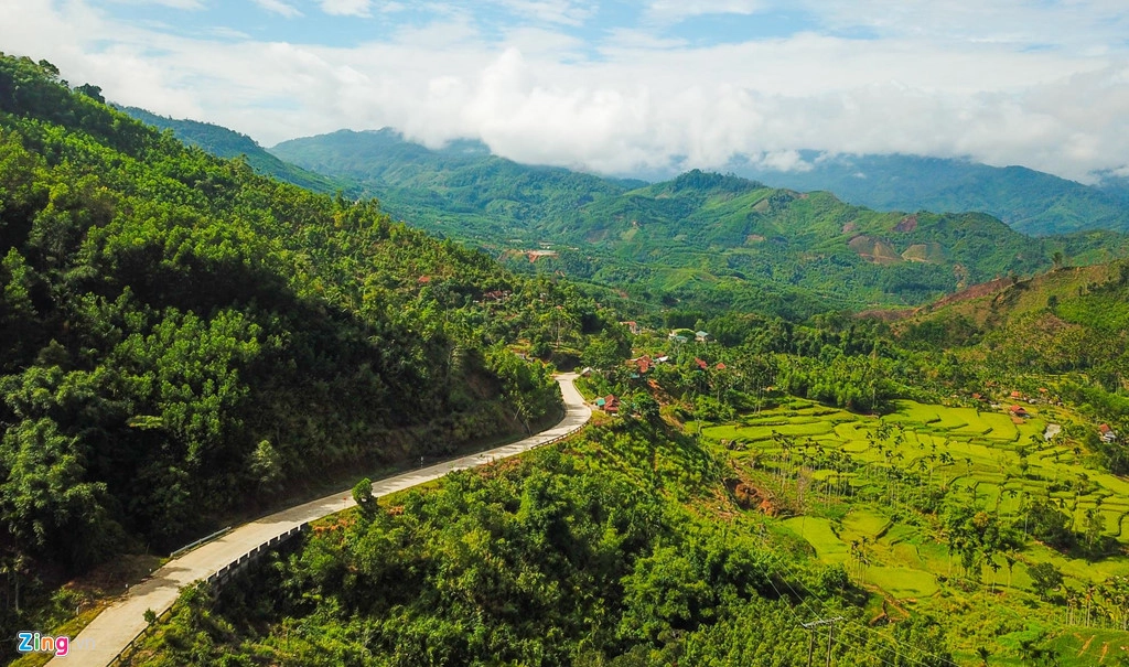 Tháng 3. Khi những cánh đồng lúa bậc thang nằm bên dãy Trường Sơn Đông bắt đầu trổ bông cũng là thời điểm mây trời kéo về kéo thành từng vệt dài trên đỉnh núi hoặc tụ hội đầy ắp các thung lũng huyện Sơn Tây (Quảng Ngãi).