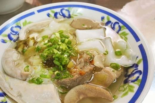 Hủ tiếu hồ sẽ gây bất ngờ cho thực khách bởi “sợi” hủ tiếu không dài mà có hình vuông và dẹp, ăn vào dai sần sật và ngon theo một cách rất riêng. Đặc biệt, phèo non, bao tử, gan... đều được sơ chế sạch sẽ, không có mùi hôi tanh và lại đậm đà, ăn kèm với một chén cải chua nhỏ càng làm tăng thêm độ đặc sắc cho món hủ tiếu. (Ảnh: Internet) Hủ tiếu hồ sẽ gây bất ngờ cho thực khách bởi “sợi” hủ tiếu không dài mà có hình vuông và dẹp, ăn vào dai sần sật và ngon theo một cách rất riêng. Đặc biệt, phèo non, bao tử, gan... đều được sơ chế sạch sẽ, không có mùi hôi tanh và lại đậm đà, ăn kèm với một chén cải chua nhỏ càng làm tăng thêm độ đặc sắc cho món hủ tiếu. (Ảnh: Internet)