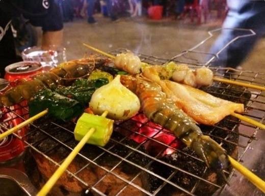 Xiên nướng ở Tạ Quang Bửu luôn đông khách nhờ vào nguyên liệu tươi, sạch và tẩm ướp gia vị vừa miệng. (Ảnh: Internet) Xiên nướng ở Tạ Quang Bửu luôn đông khách nhờ vào nguyên liệu tươi, sạch và tẩm ướp gia vị vừa miệng. (Ảnh: Internet)