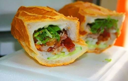 Đi ngang qua con đường Đặng Chất, không thể quên bánh mì heo quay ngon nổi tiếng gần xa. Bánh mì do cửa hàng tự chế biến nên luôn giòn và nóng hổi, thêm phần thịt heo quay mặn mà, thơm phức bên trong, cộng với một chút nước sốt, rau dưa vào nữa là bạn sẽ có ngay một bữa ăn gọn nhẹ mà no nê. (Ảnh: Internet) Đi ngang qua con đường Đặng Chất, không thể quên bánh mì heo quay ngon nổi tiếng gần xa. Bánh mì do cửa hàng tự chế biến nên luôn giòn và nóng hổi, thêm phần thịt heo quay mặn mà, thơm phức bên trong, cộng với một chút nước sốt, rau dưa vào nữa là bạn sẽ có ngay một bữa ăn gọn nhẹ mà no nê. (Ảnh: Internet)
