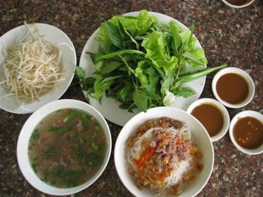 Mỗi phần phở khô Gia Lai gồm có 2 tô – 1 tô đựng bánh phở chan nước sốt trên bề mặt, 1 tô là nước súp có thịt bò bốc ra hương thơm ngào ngạt. Khi ăn, bạn chỉ cần trộn tương, nước tương vào bánh phở, thêm ít rau giá, mỗi một gắp thì húp một muỗng nước súp thịt bò. (Ảnh: Internet) Mỗi phần phở khô Gia Lai gồm có 2 tô – 1 tô đựng bánh phở chan nước sốt trên bề mặt, 1 tô là nước súp có thịt bò bốc ra hương thơm ngào ngạt. Khi ăn, bạn chỉ cần trộn tương, nước tương vào bánh phở, thêm ít rau giá, mỗi một gắp thì húp một muỗng nước súp thịt bò. (Ảnh: Internet)