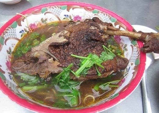 Mì vịt tiềm không phải là một món quen thuộc, và nếu đến quận 8 mà chưa ăn mì vịt tiềm thì thật là uổng phí. Mì vịt tiềm trên đường Nguyễn Chế Nghĩa nổi tiếng với tô mì đầy ụ và miếng thịt đùi to, mềm, thơm, chấm thêm một ít sa tế cay nồng để tăng độ đậm đà, ngon miễn chê. (Ảnh: Internet) Mì vịt tiềm không phải là một món quen thuộc, và nếu đến quận 8 mà chưa ăn mì vịt tiềm thì thật là uổng phí. Mì vịt tiềm trên đường Nguyễn Chế Nghĩa nổi tiếng với tô mì đầy ụ và miếng thịt đùi to, mềm, thơm, chấm thêm một ít sa tế cay nồng để tăng độ đậm đà, ngon miễn chê. (Ảnh: Internet)