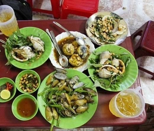 Quán ốc này khá khó tìm, lại nhỏ nhưng luôn đông khách vì giá rẻ mà chế biến rất ổn. Vì chỉ có giá 10.000 đồng/dĩa nên ốc không to, mập như những quán ở quận 4, nhưng dù là sò lông nướng, ốc mỡ xào me, chem chép xào rau muống, ốc giác xào tỏi hay thậm chí là trứng vịt lộn… cũng đều được chế biến rất ngon. (Ảnh: Internet) Quán ốc này khá khó tìm, lại nhỏ nhưng luôn đông khách vì giá rẻ mà chế biến rất ổn. Vì chỉ có giá 10.000 đồng/dĩa nên ốc không to, mập như những quán ở quận 4, nhưng dù là sò lông nướng, ốc mỡ xào me, chem chép xào rau muống, ốc giác xào tỏi hay thậm chí là trứng vịt lộn… cũng đều được chế biến rất ngon. (Ảnh: Internet)